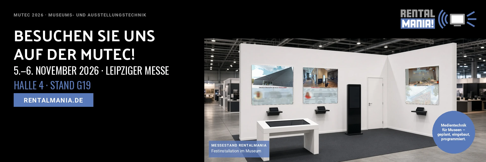 Visualisierung des Rentalmania-Messestands auf der MUTEC 2026 mit Wandgrafiken zu Museumsprojekten, Touchtisch und Stele. Text: 5.–6. November 2026, Leipziger Messe, Halle 4, Stand G19.